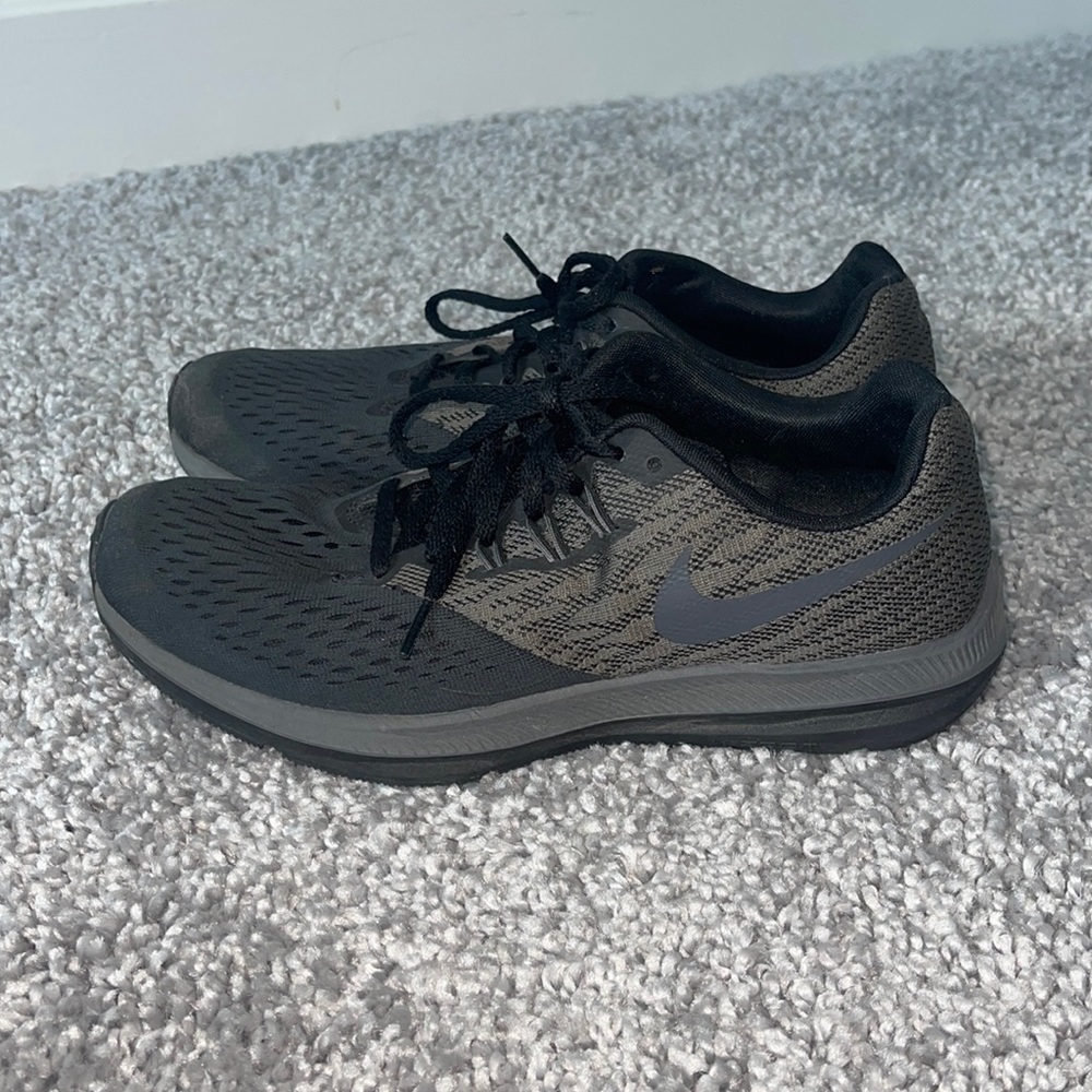 Nike FlyNit black gold metallic sneakers size 10.5